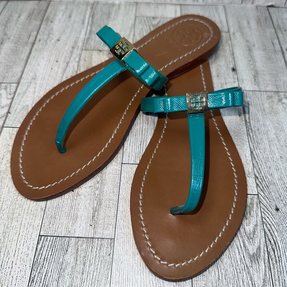 TORY BURCH Patent Leather Bow Accents T-Strap Sandals Size 7M✨ - Picture 13 of 13